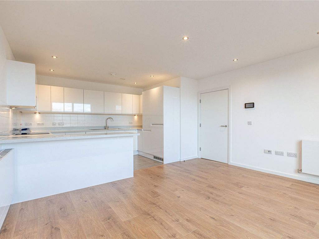 2 bed flat for sale in Addlestone, Surrey KT15, £275,000