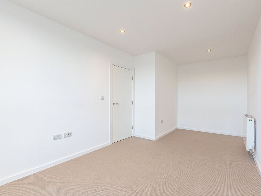 2 bed flat for sale in Addlestone, Surrey KT15, £275,000