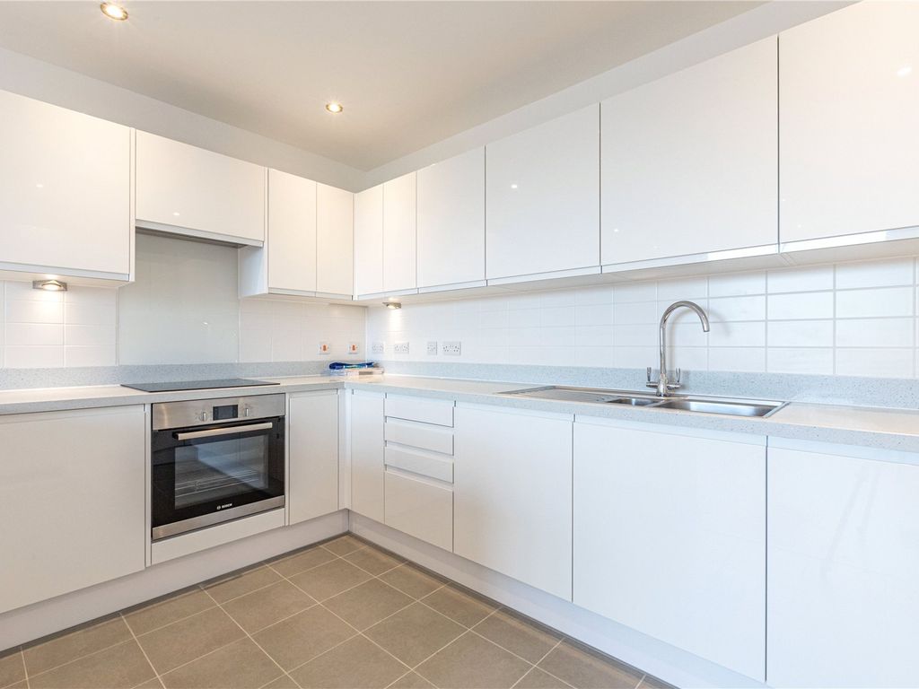 2 bed flat for sale in Addlestone, Surrey KT15, £275,000