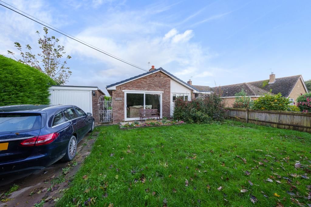 2 bed detached bungalow for sale in Appleton, Abingdon OX13, £550,000