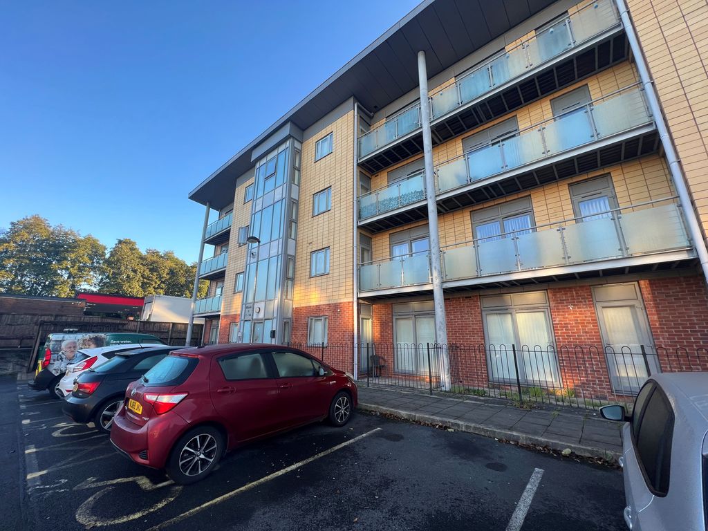 2 bed flat for sale in Hollin Bank Court, Blackburn BB2, £80,000