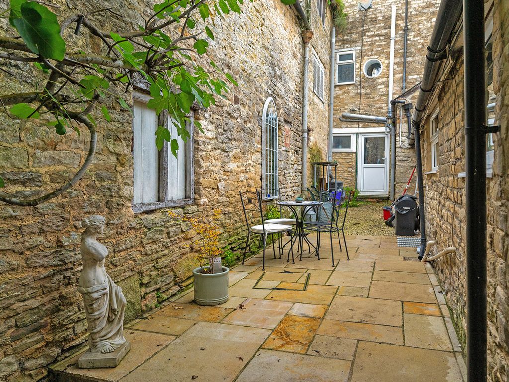 3 bed cottage for sale in High Street Brackley, Northamptonshire NN13, £375,000