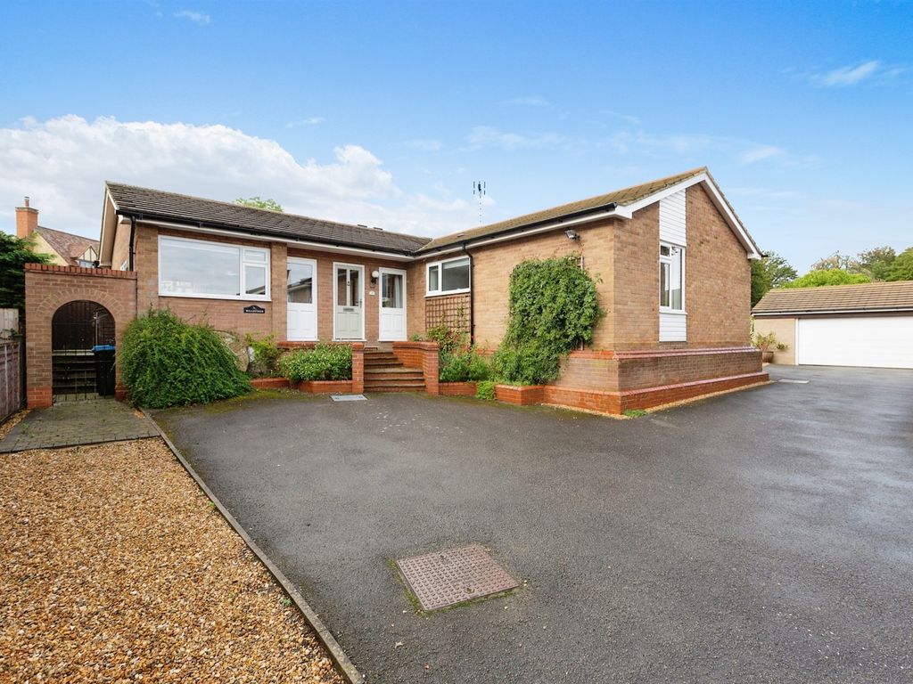 4 bed detached bungalow for sale in Berkeley Close, Stoke Goldington, Newport Pagnell MK16, £625,000