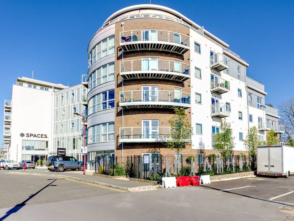 1 bed flat for sale in Station View, Guildford GU1, £60,000