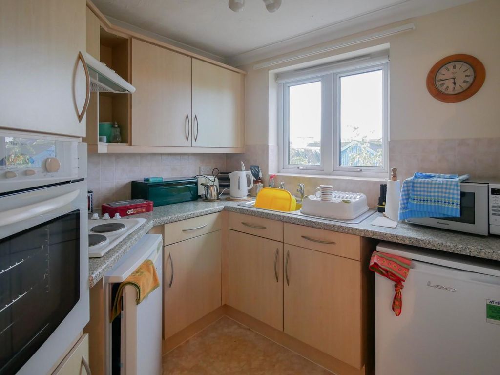 1 bed flat for sale in Plymouth Road, Penarth CF64, £105,000