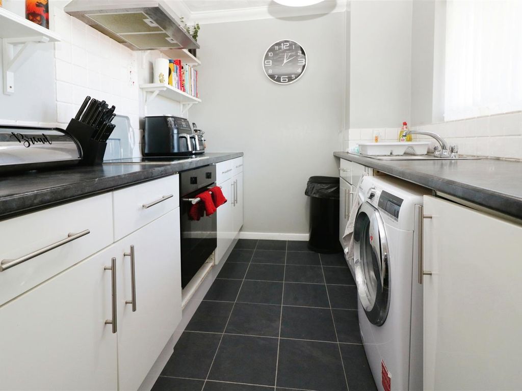 1 bed flat for sale in Doncaster Road, Clifton, Rotherham S65, £70,000