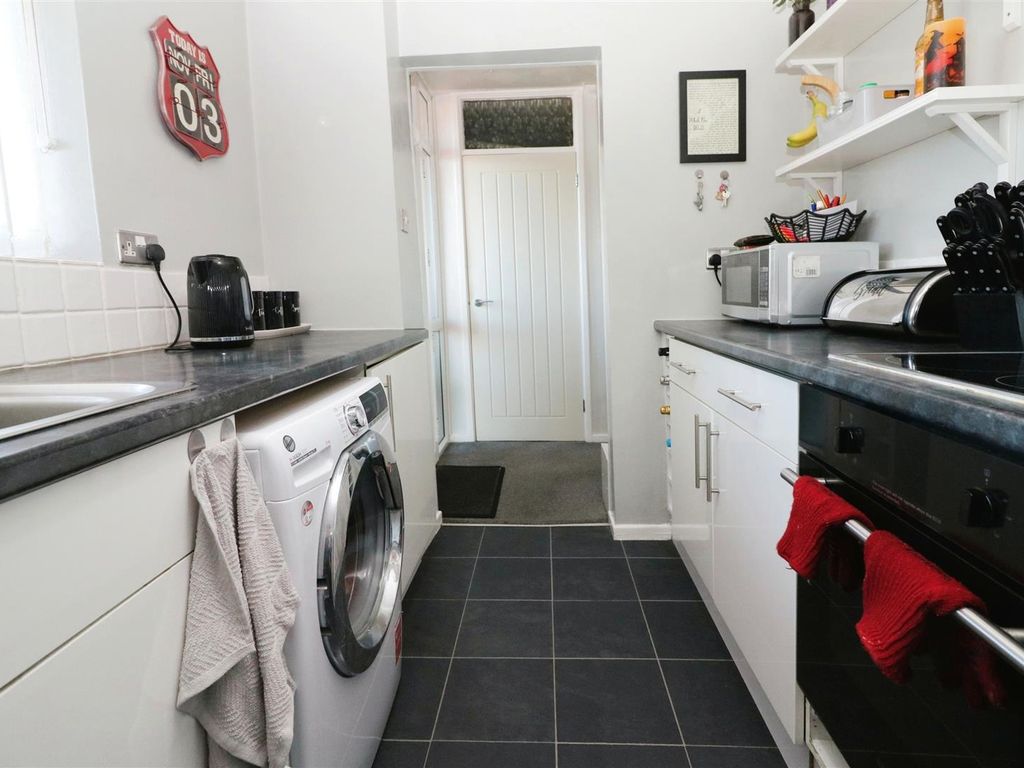 1 bed flat for sale in Doncaster Road, Clifton, Rotherham S65, £70,000