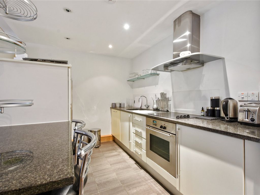 2 bed flat for sale in Fulham Island, Fulham Broadway SW6, £625,000