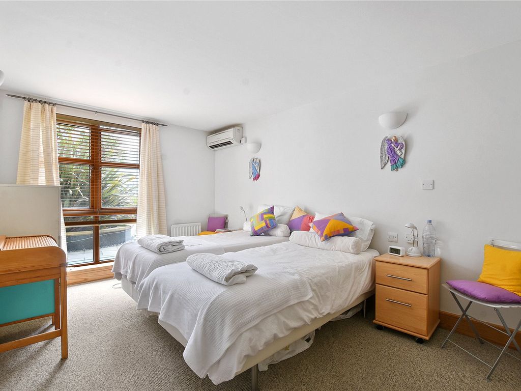 2 bed flat for sale in Fulham Island, Fulham Broadway SW6, £625,000