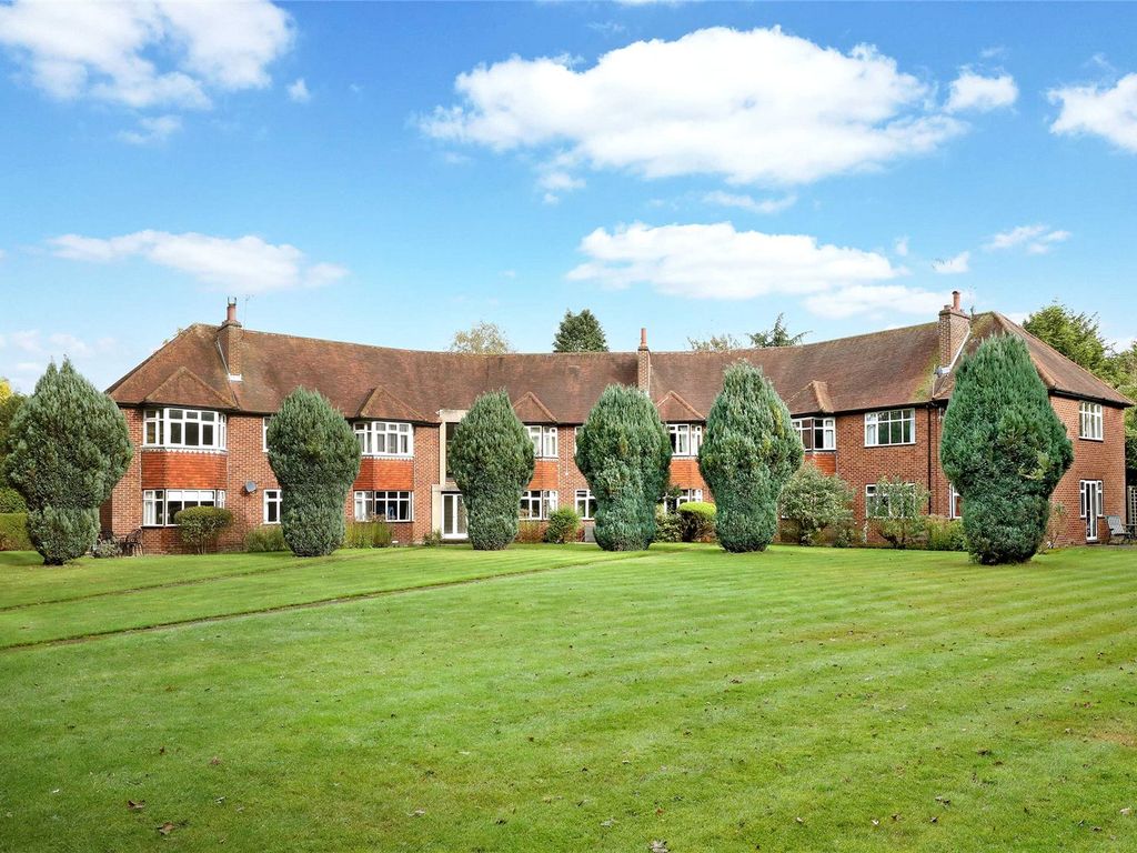 2 bed flat for sale in St. Anthonys Court, Beaconsfield HP9, £425,000