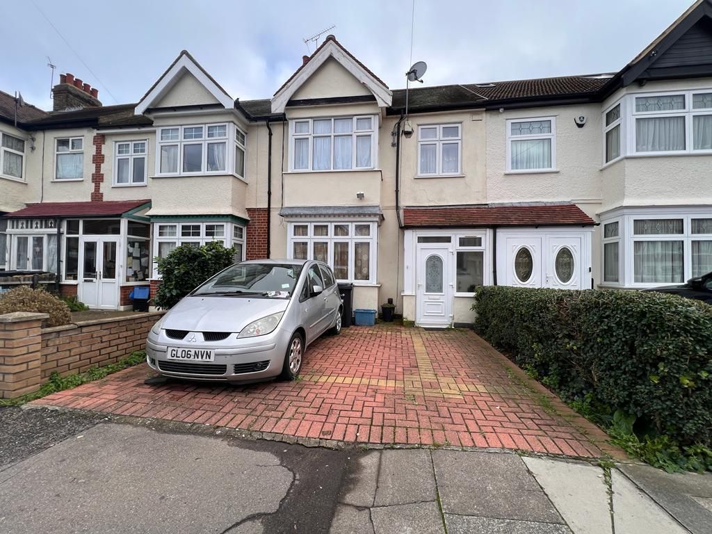 3 bed property for sale in Pembroke Road, Seven Kings, Ilford IG3, £525,000
