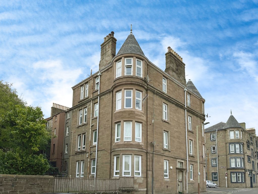 2 bed flat for sale in West Lyon Street, Dundee DD4, £78,000