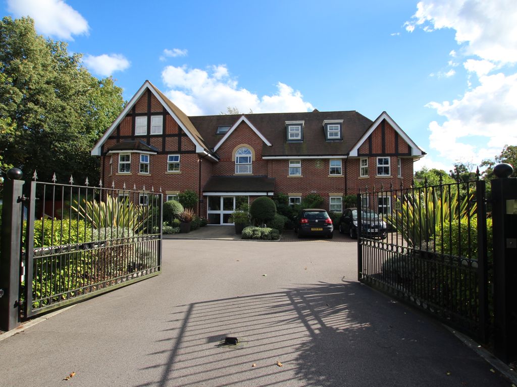 2 bed flat for sale in Murdoch Road, Wokingham RG40, £300,000