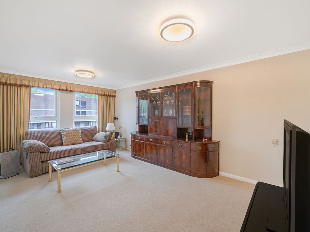 1 bed flat for sale in St Pauls Court, London W14, £425,000