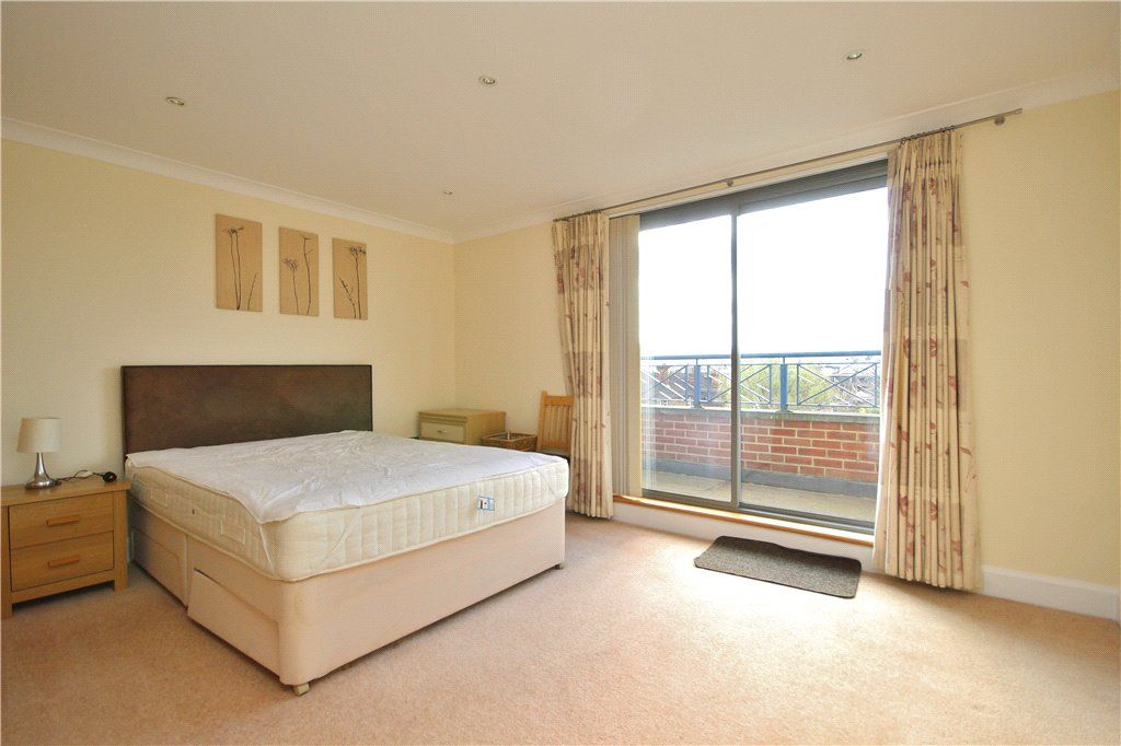 3 bed flat for sale in Stoke Square, Stoke Fields, Guildford, Surrey GU1, £525,000