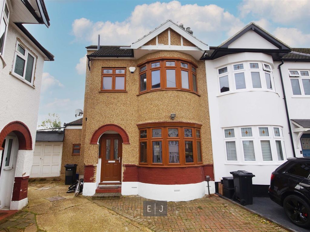 4 bed terraced house to rent in Manorway, Woodford Green IG8, £3,300 pcm