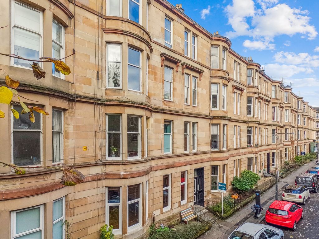 2 bed flat for sale in Barrington Drive, Woodlands, Glasgow G4, £245,000