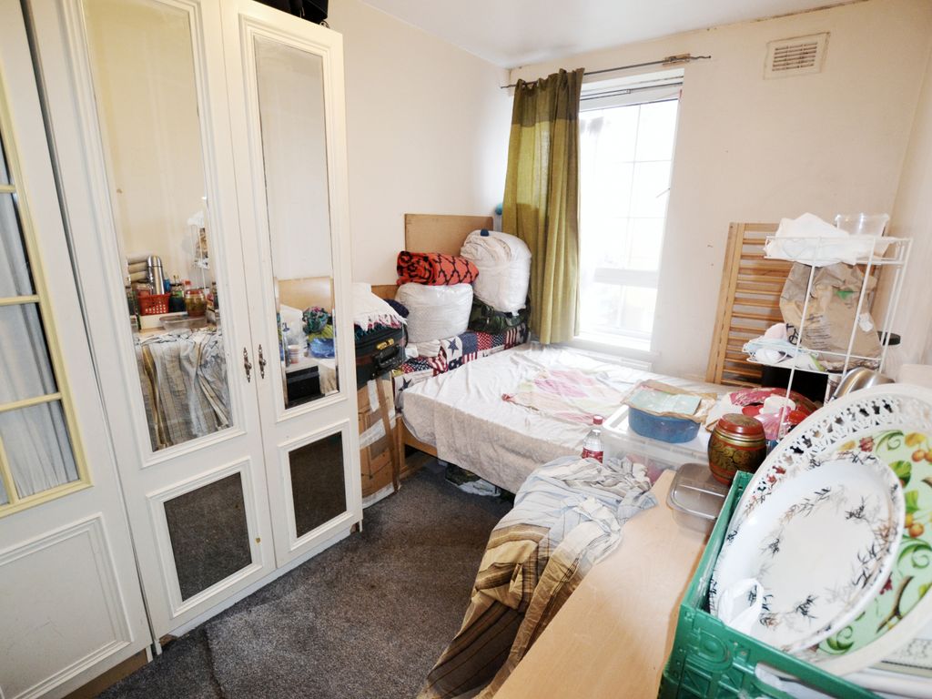 2 bed flat for sale in Wades Place, London E14, £289,000