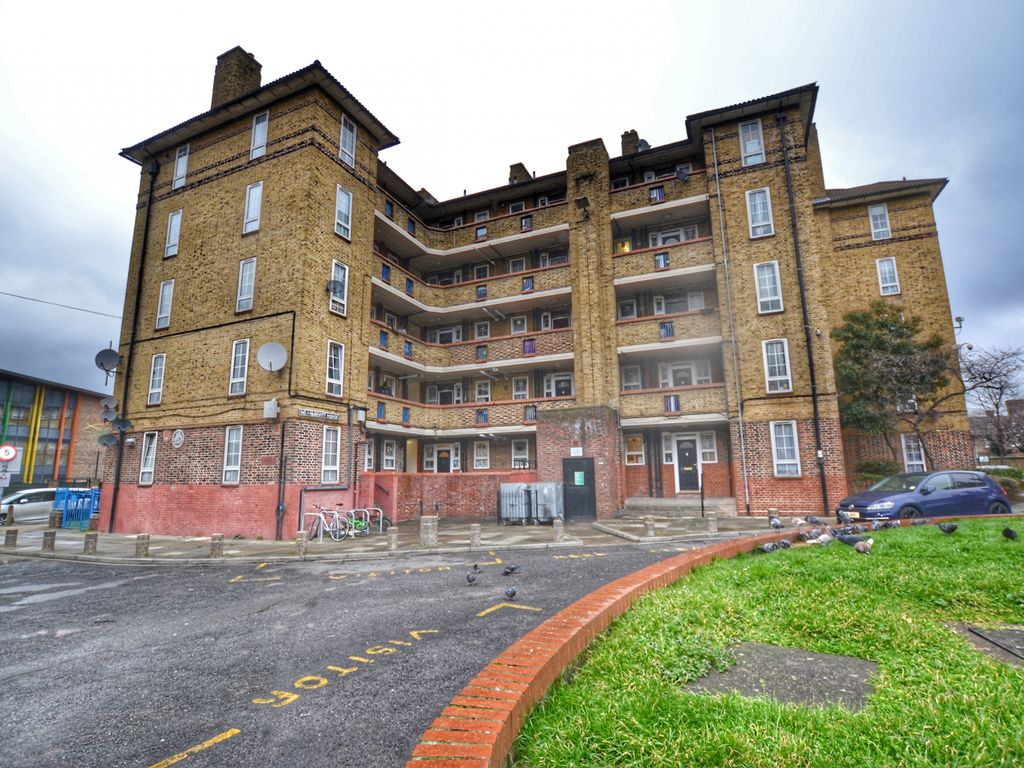2 bed flat for sale in Wades Place, London E14, £289,000