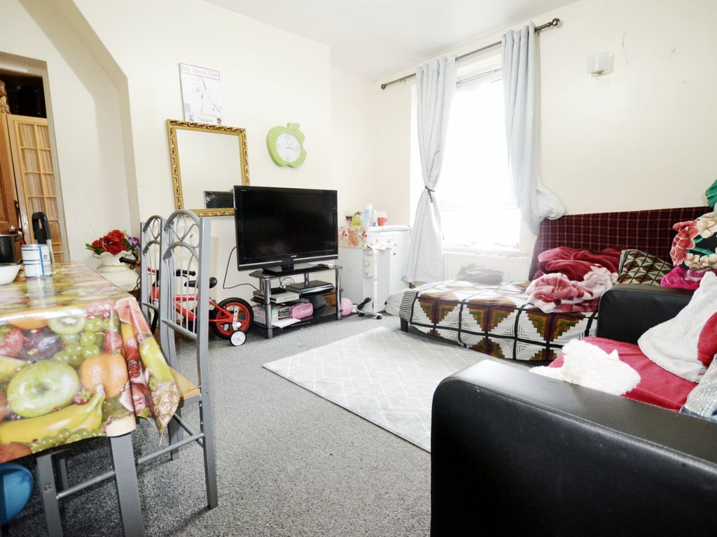 2 bed flat for sale in Wades Place, London E14, £289,000