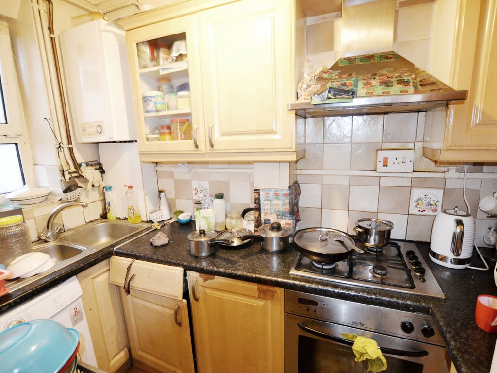 2 bed flat for sale in Wades Place, London E14, £289,000