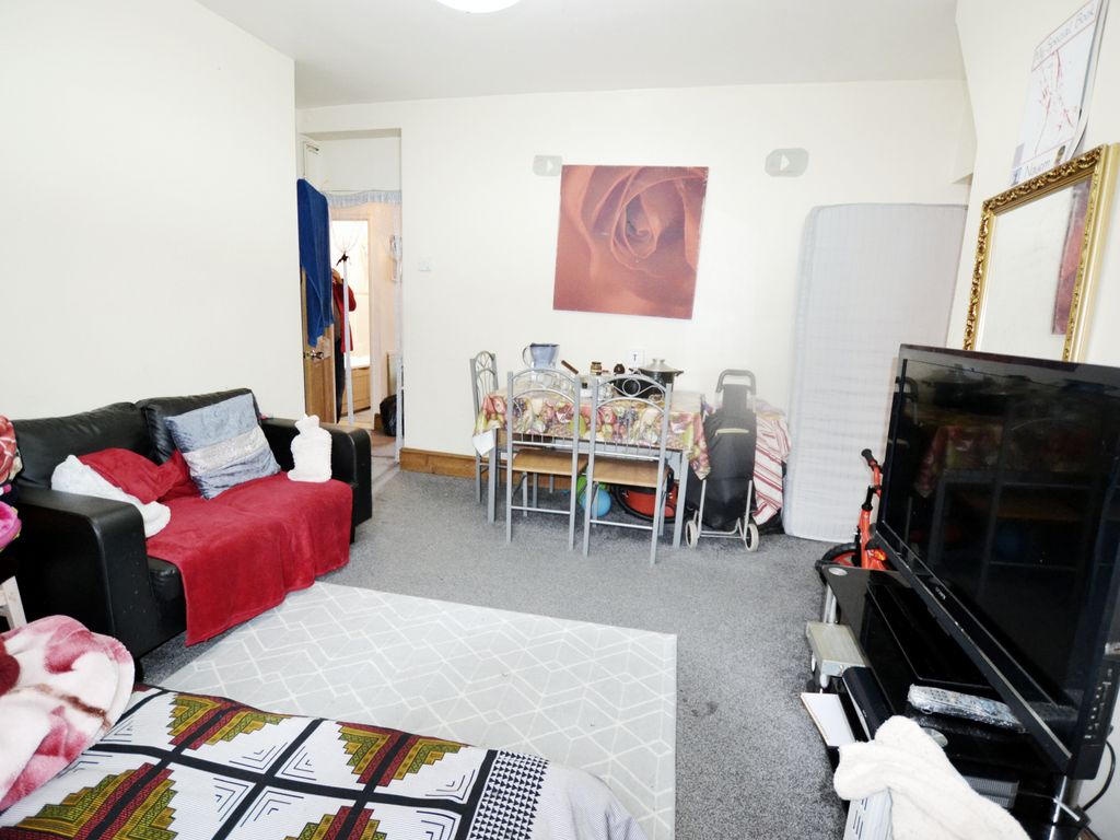 2 bed flat for sale in Wades Place, London E14, £289,000