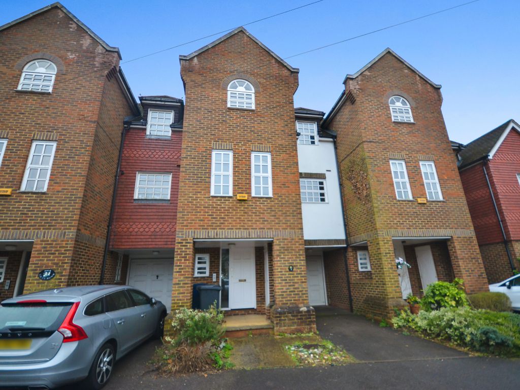 4 bed terraced house to rent in The Fairfield, Farnham, Surrey GU9, £2,000 pcm