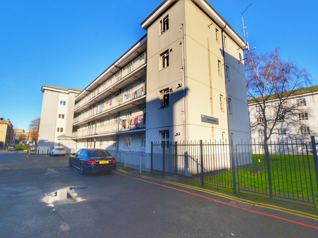 2 bed flat for sale in Old Bethnal Green Road, London E2, £399,000