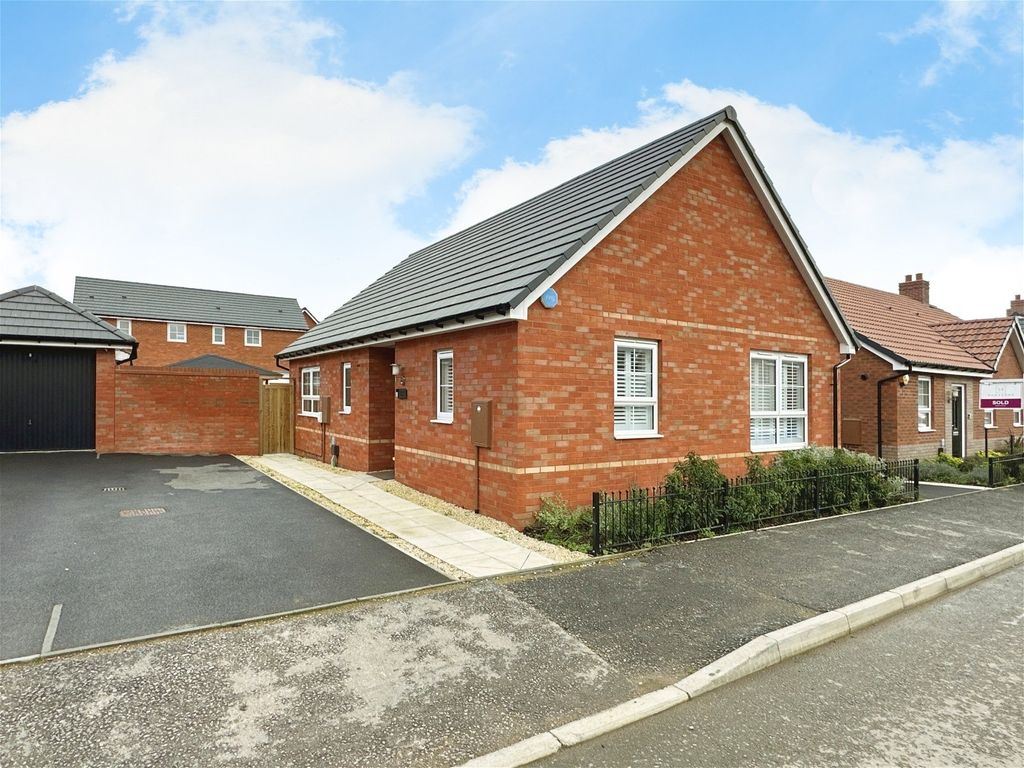 2 bed bungalow for sale in Leicester LE19, £250,000