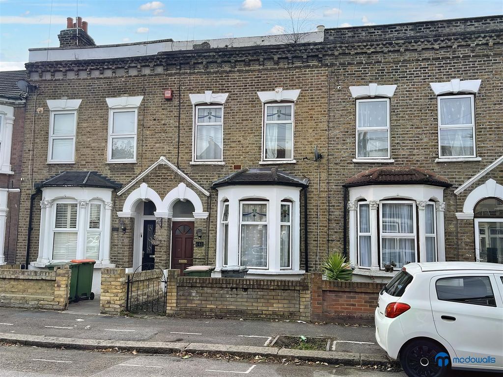 3 bed property for sale in Field Road, London E7, £500,000