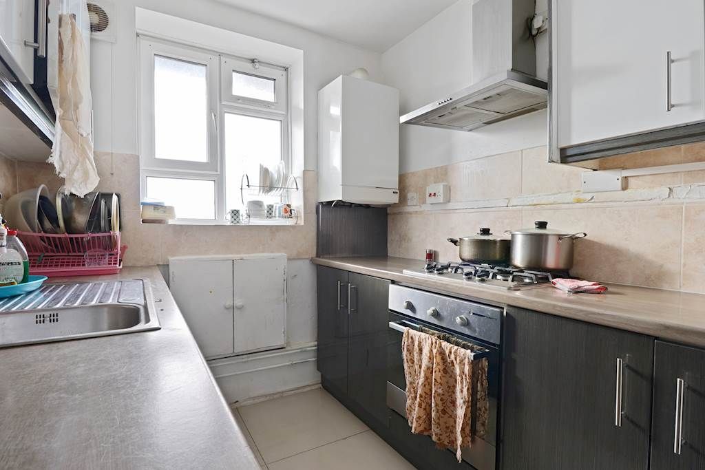 2 bed flat for sale in Bruce Road, London E3, £320,000