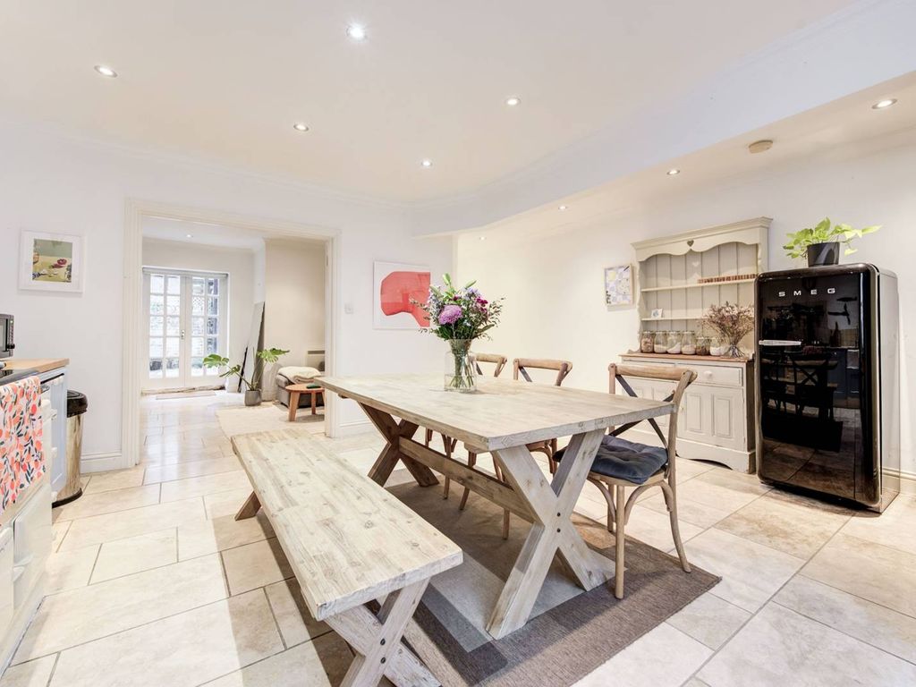 1 bed flat for sale in Fairholme Road, Barons Court, London W14, £700,000