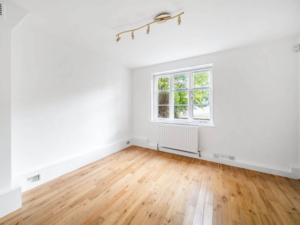 2 bed maisonette for sale in Addison Way, Hampstead Garden Suburb, London NW11, £385,000