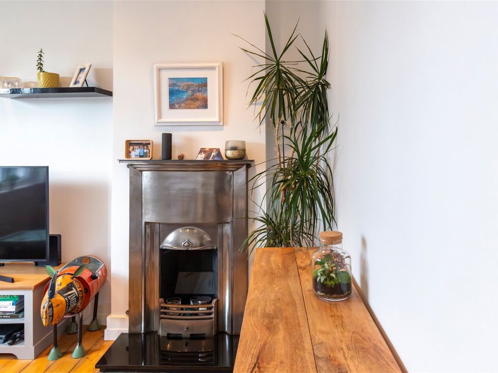 2 bed maisonette for sale in The Roundway, London N17, £340,000