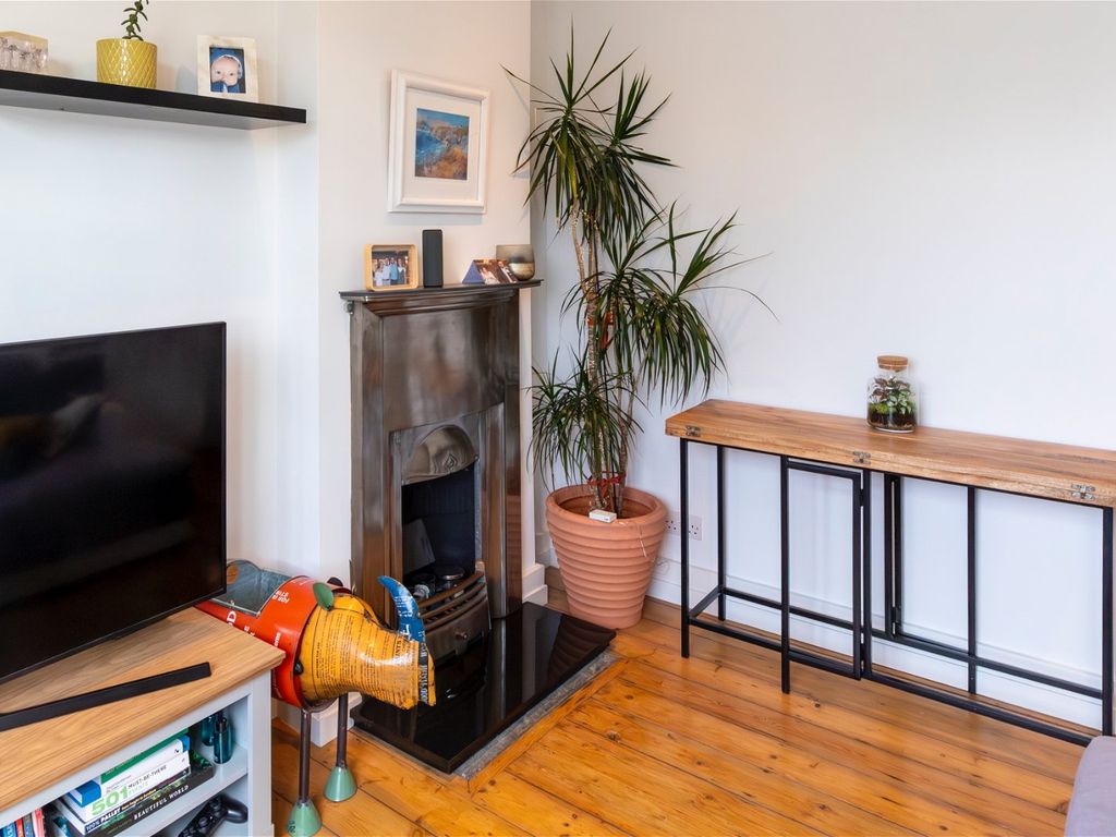 2 bed maisonette for sale in The Roundway, London N17, £340,000