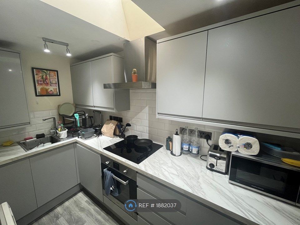 2 bed flat to rent in Gloucester Road, Bishopston, Bristol BS7, £1,800 pcm