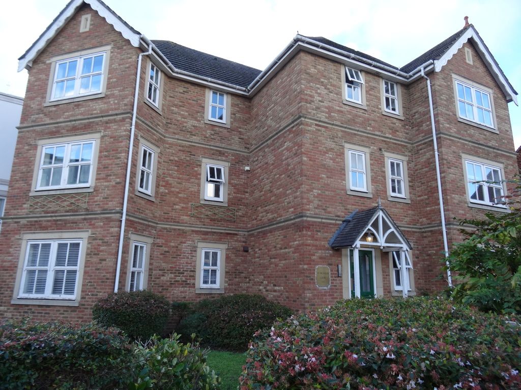 2 bed flat to rent in St Nicholas Court, Surbiton Road KT1, £1,800 pcm