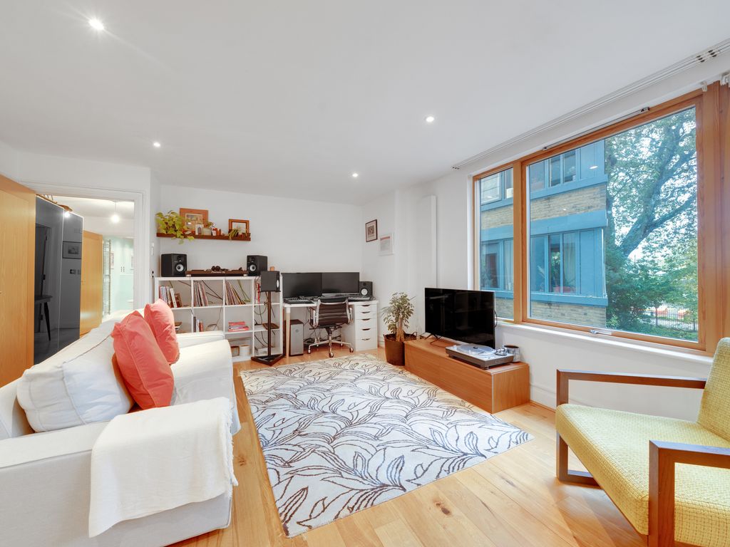 1 bed flat for sale in Paradise Park, Hackney, London E5, £395,000