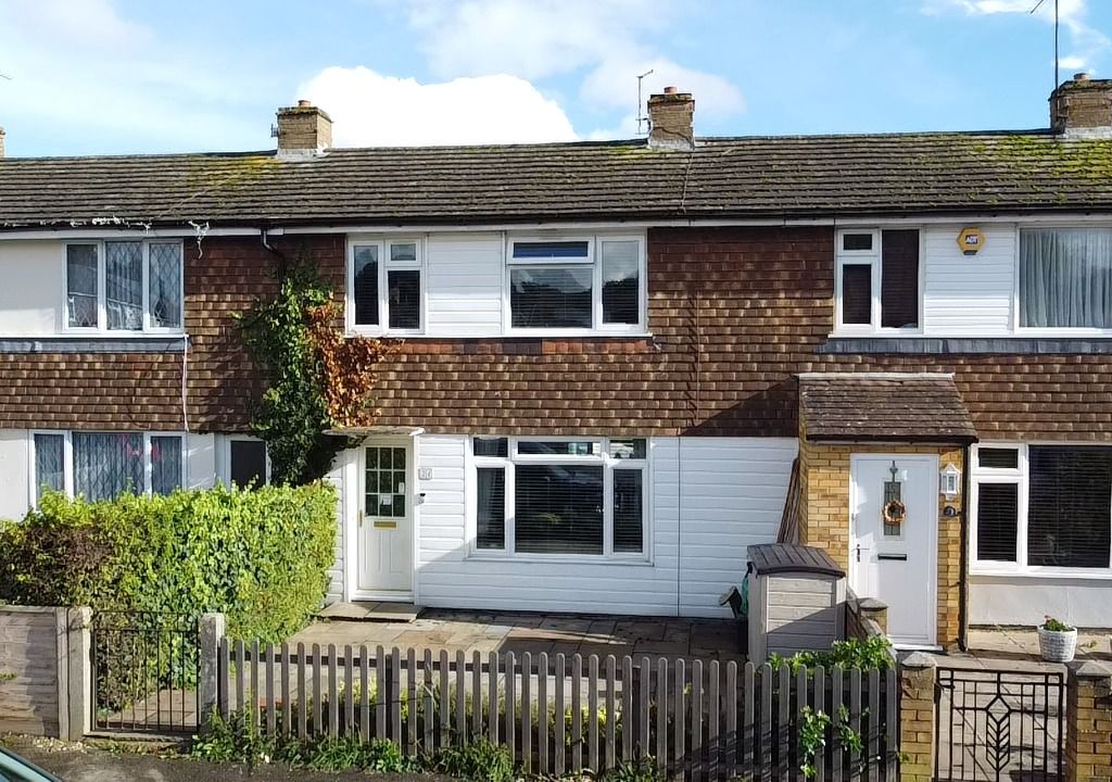 3 bed terraced house for sale in Grays Crescent, Woodley, Reading RG5, £375,000