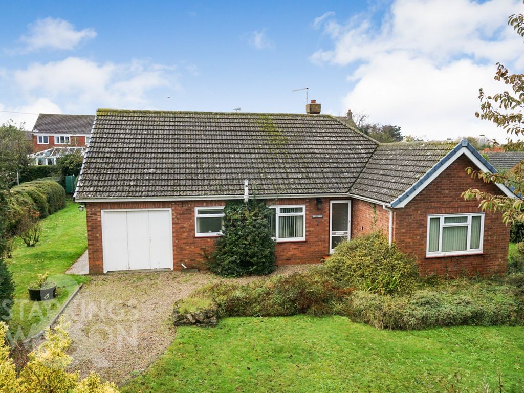 3 bed detached bungalow for sale in The Drive, Acle, Norwich NR13, £360,000