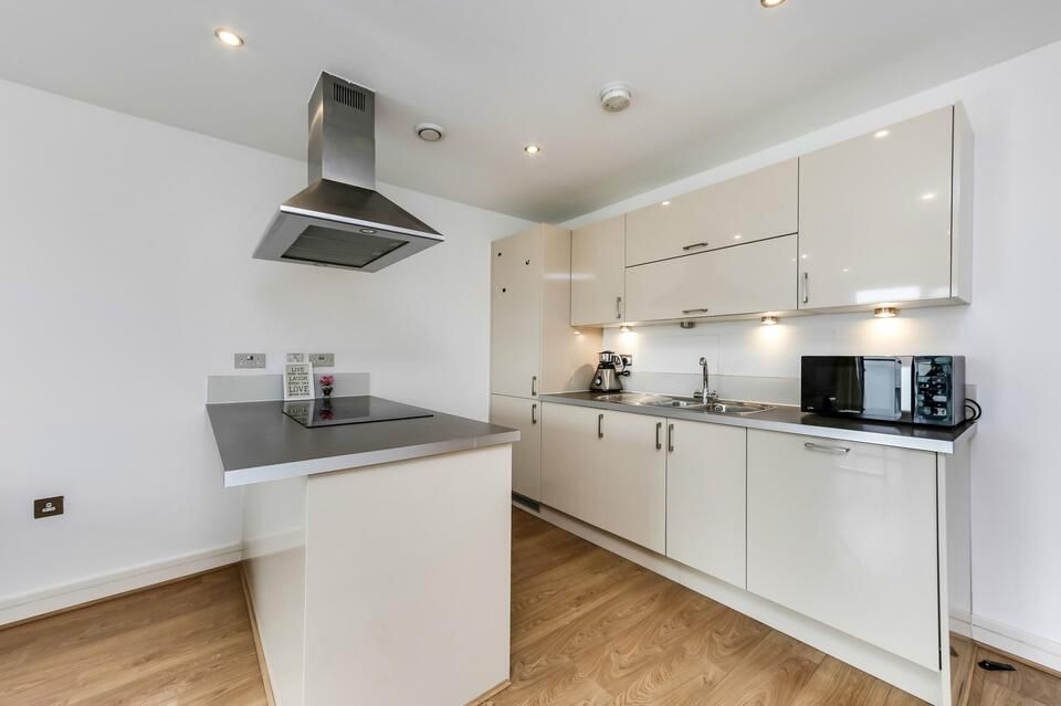 3 bed flat to rent in Bow Common Lane, London E3, £2,700 pcm