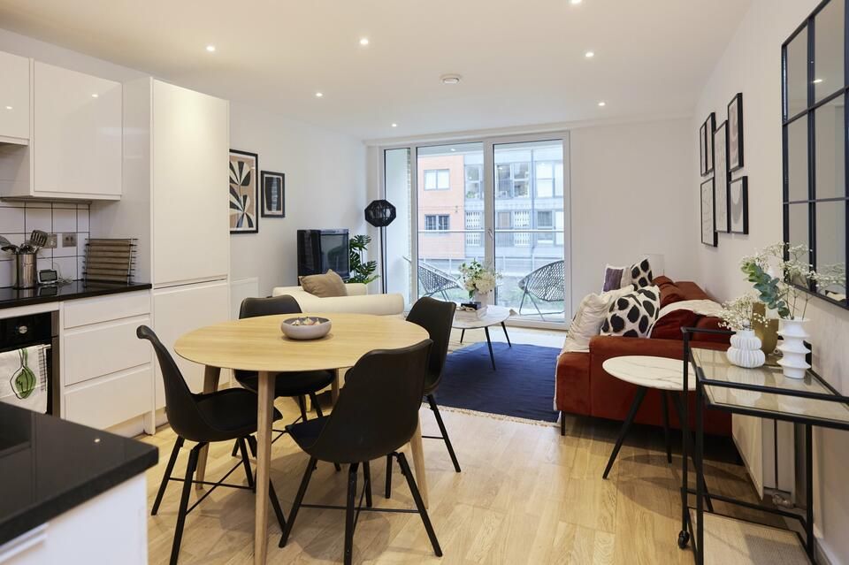 2 bed flat for sale in Keymer Place, London E14, £480,000