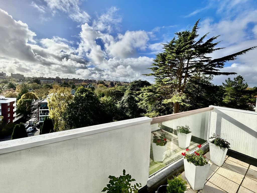 2 bed flat for sale in Branksome Wood Road, Bournemouth BH2, £260,000