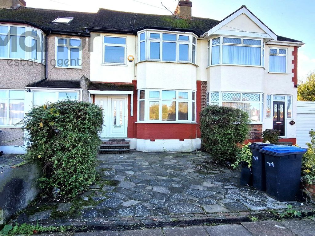 4 bed terraced house to rent in Holmesdale, Waltham Cross EN8, £2,300 pcm