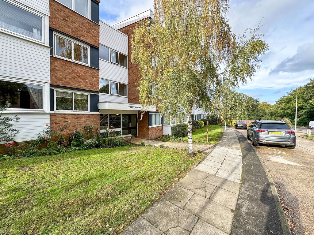 2 bed flat for sale in New Wanstead, Trent Court New Wanstead E11, £425,000