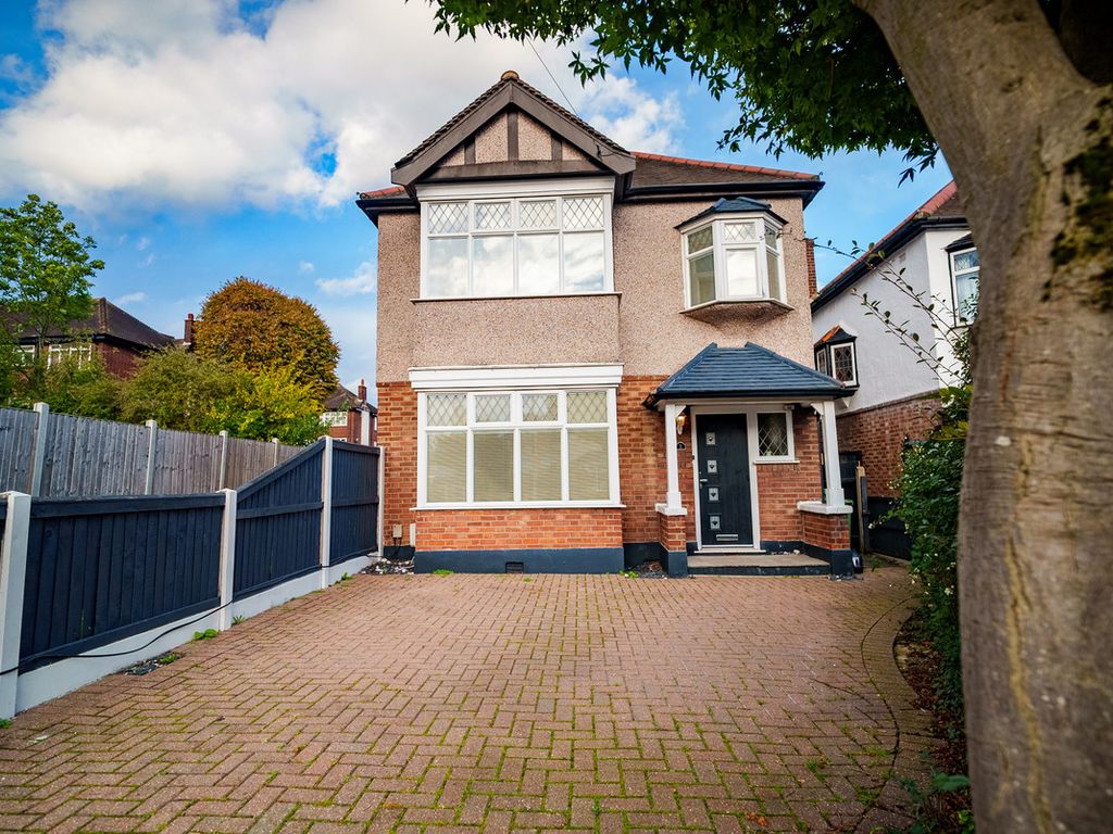 3 bed detached house for sale in Gilbert Road, Romford RM1, £635,000