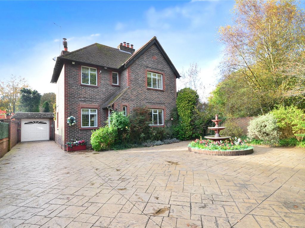 3 bed detached house for sale in Lingfield, Surrey RH7, £500,000