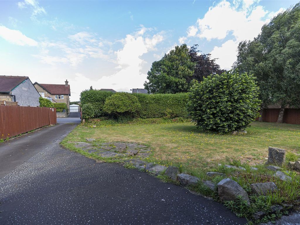 5 bed detached house for sale in Beaumont Park Road, Beaumont Park, Huddersfield HD4, £625,000