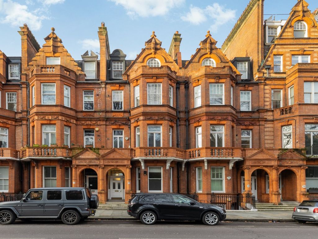 2 bed flat to rent in Lower Sloane Street, London SW1W, £5,850 pcm