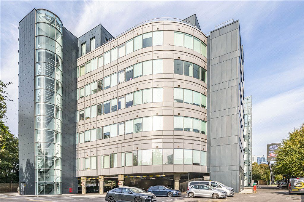 2 bed flat for sale in Great West Road, Brentford TW8, £475,000